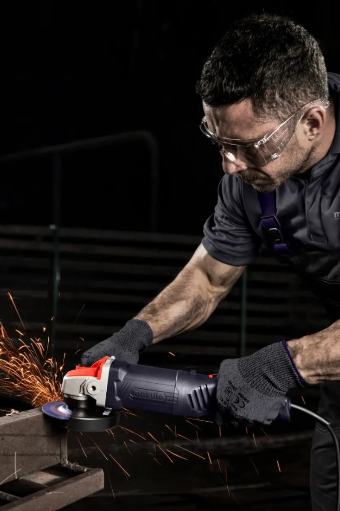 Amoladora angular Makute en uso — chispas y trabajo industrial