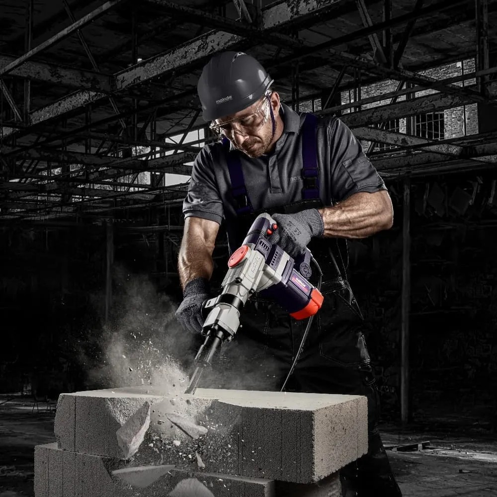 Operario con herramienta Makute en acción — demolición de hormigón